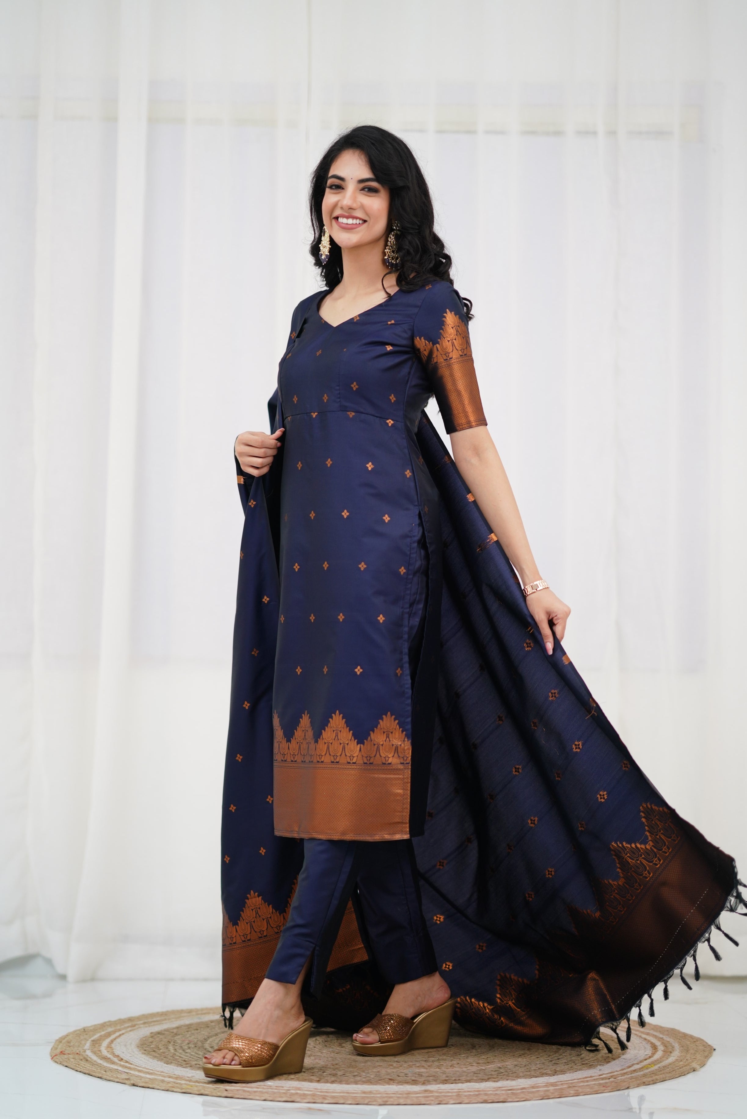 Set Seluar Kurta Anggun Straight Fit dalam Sutera Campuran dengan Sulaman Zari Emas yang Rumit