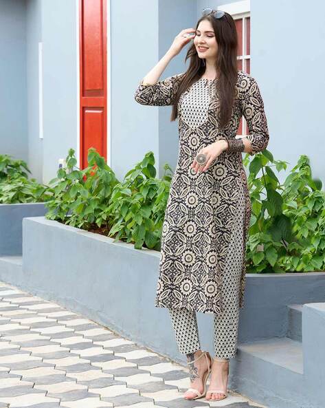 Set Kurti dan Seluar Bergaya untuk Keselesaan Setiap Hari dan Kelihatan Bergaya.