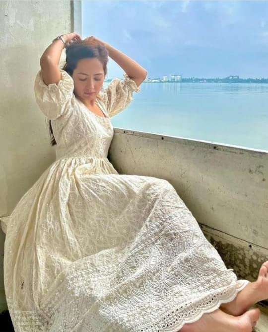 Gaun Sedia Cantik Chikankari
