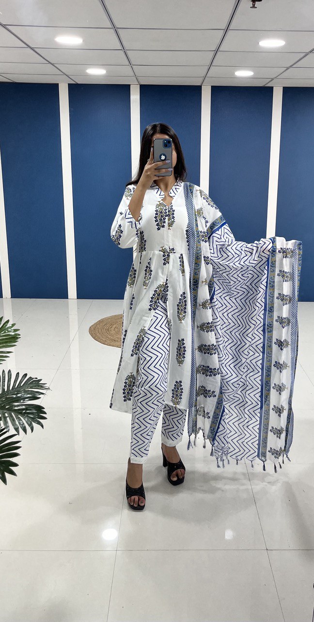 Set Kurta dengan Leher V & Lengan Tiga Suku - Lurus Regular Fit