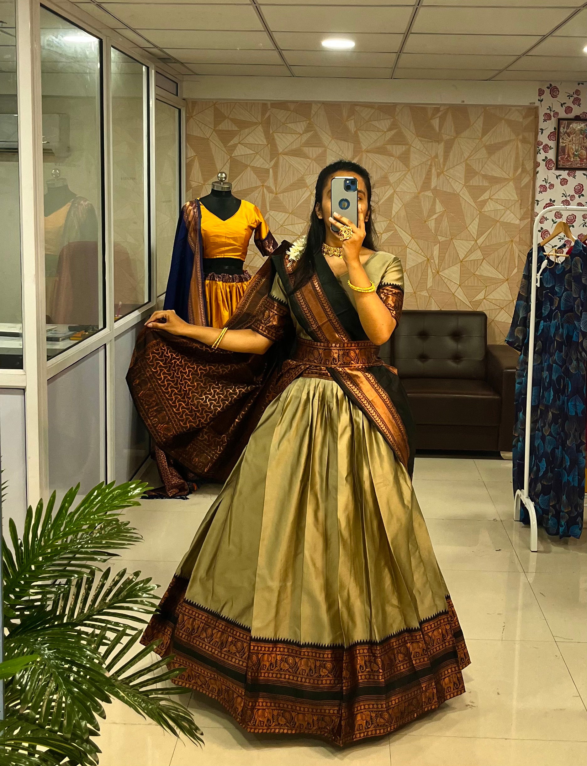 Kanjiveram Silk Zari Lehenga Dengan Blaus Bersama Banarsi Silk Dupatta