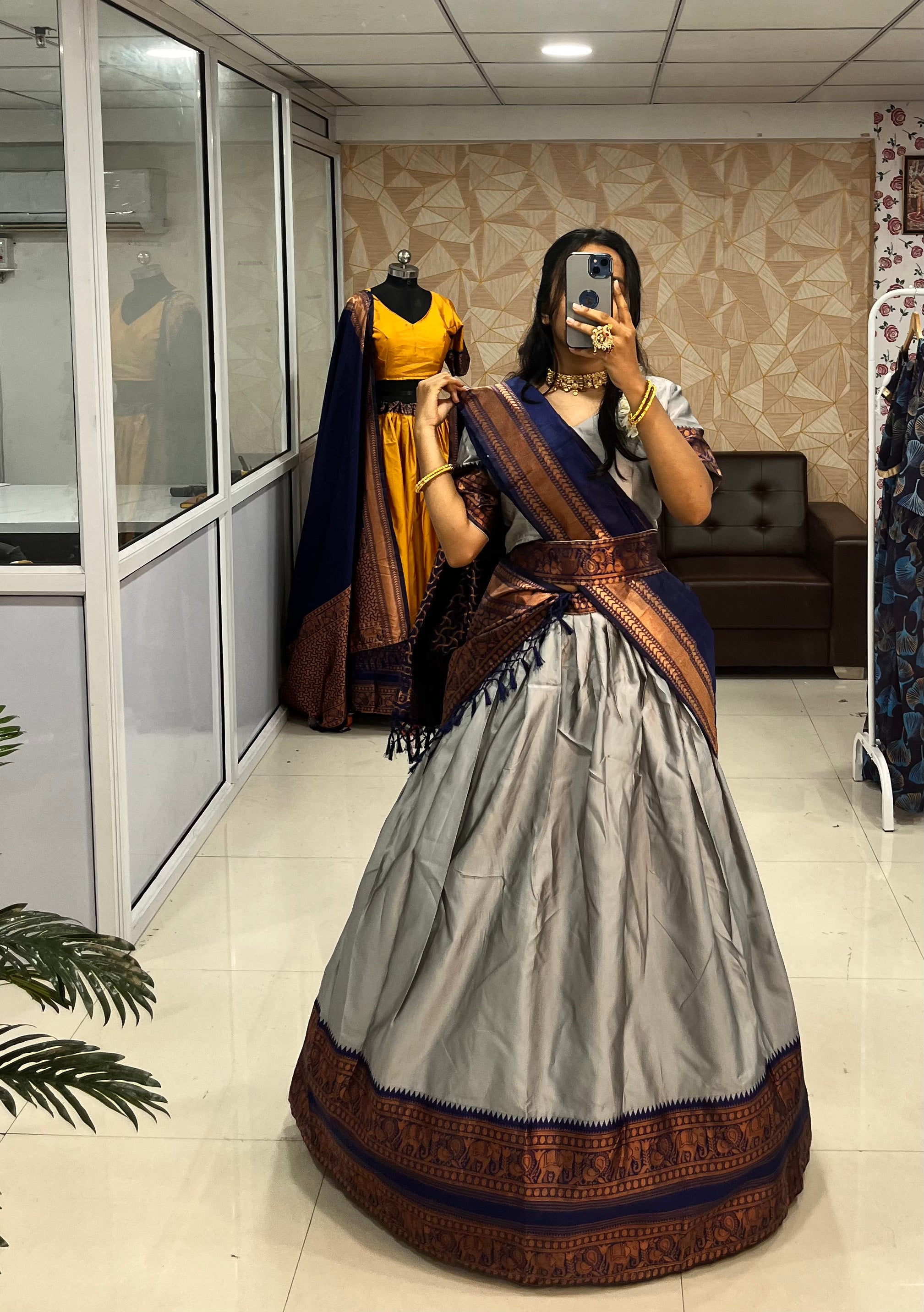 Kanjiveram Silk Zari Lehenga Dengan Blaus Bersama Banarsi Silk Dupatta