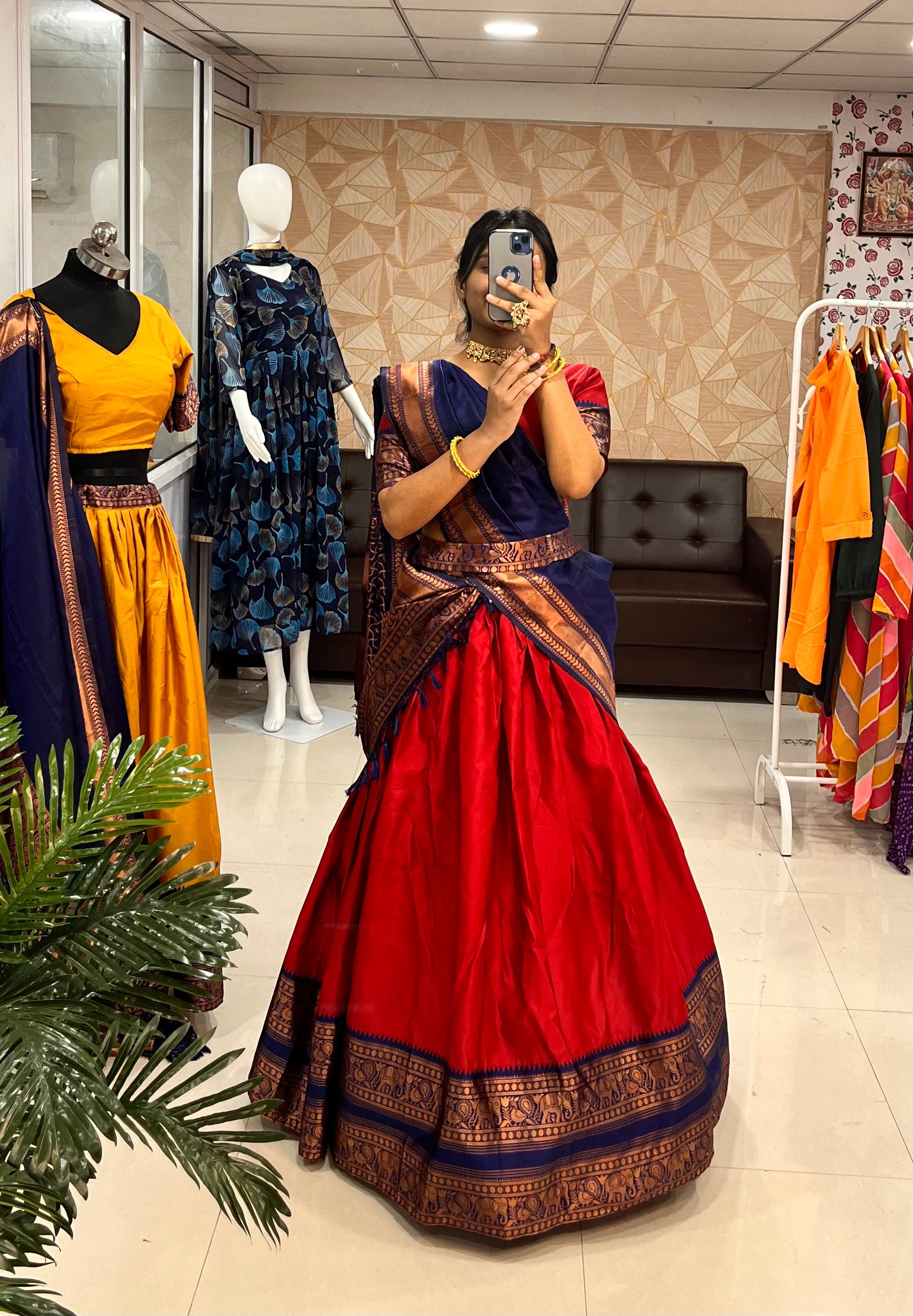 Kanjiveram Silk Zari Lehenga Dengan Blaus Bersama Banarsi Silk Dupatta