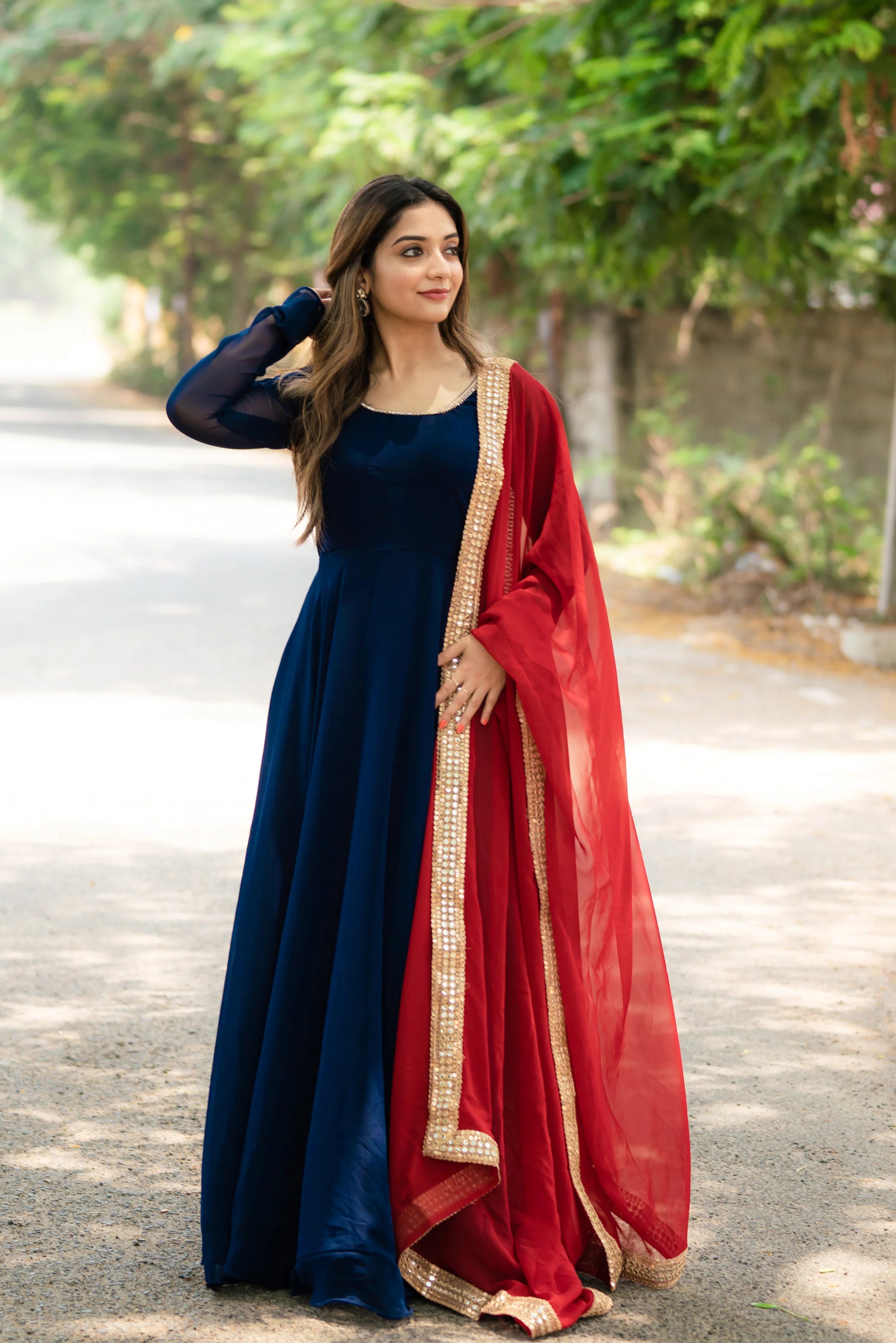 Set Gaun Georgette Tradisional dengan Dupatta Kontras dan Sempadan Renda Rumit
