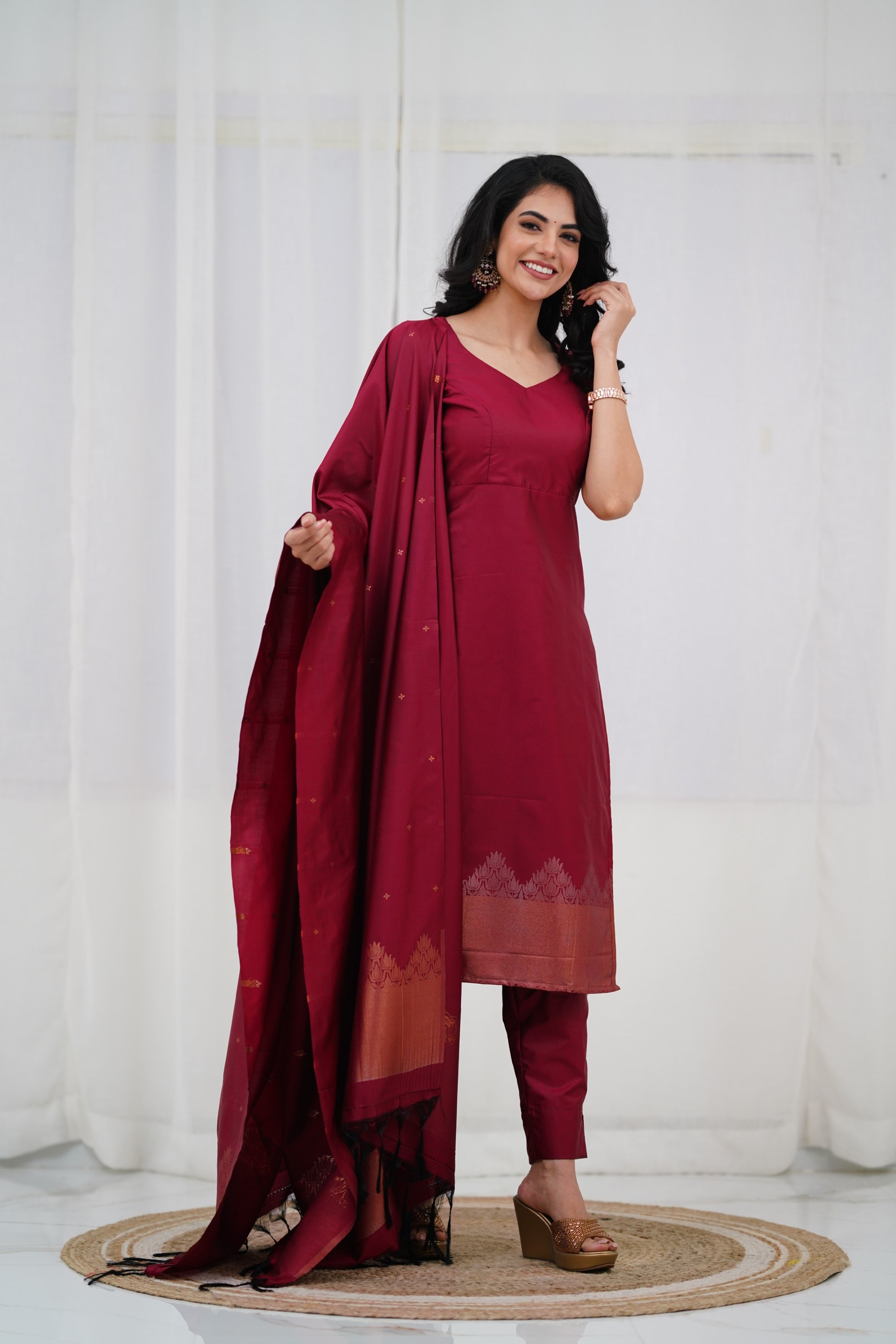 Set Seluar Kurta Anggun Straight Fit dalam Sutera Campuran dengan Sulaman Zari Emas yang Rumit