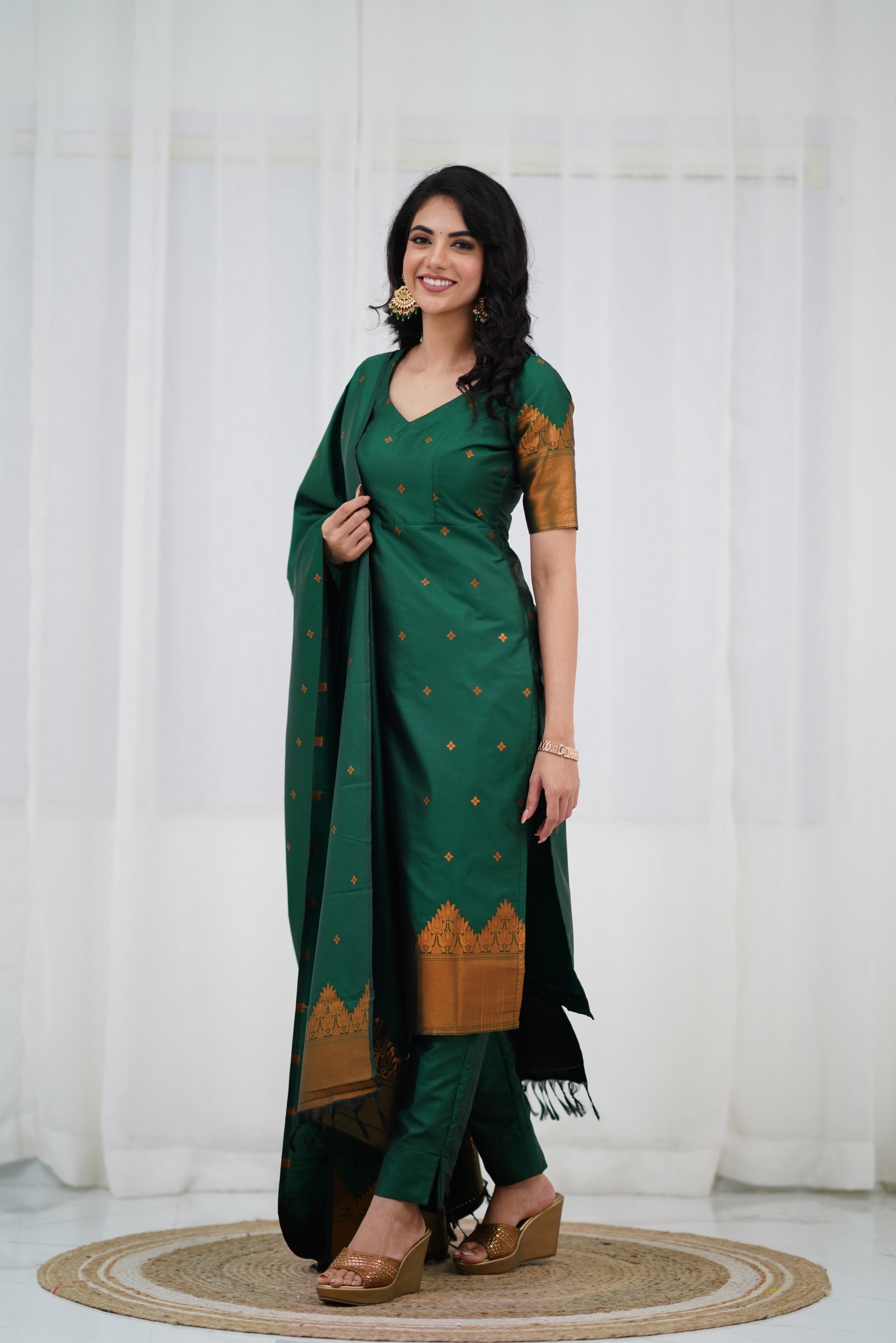 Set Seluar Kurta Anggun Straight Fit dalam Sutera Campuran dengan Sulaman Zari Emas yang Rumit