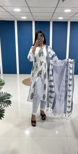 Set Kurta dengan Leher V &amp; Lengan Tiga Suku - Lurus Regular Fit