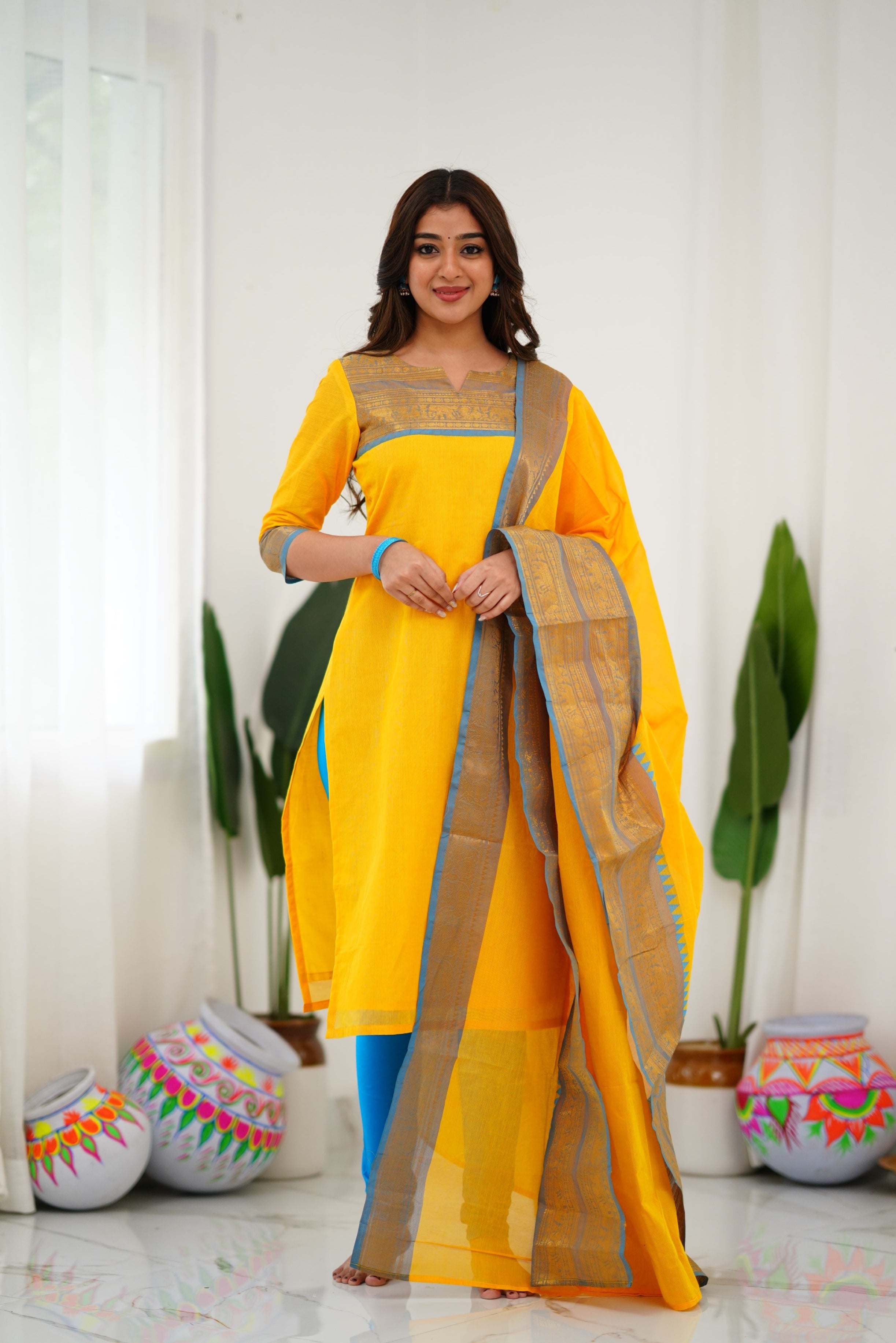 Set Kurti dan Dupatta Kapas Sutera dengan Kerja Tenun yang Rumit