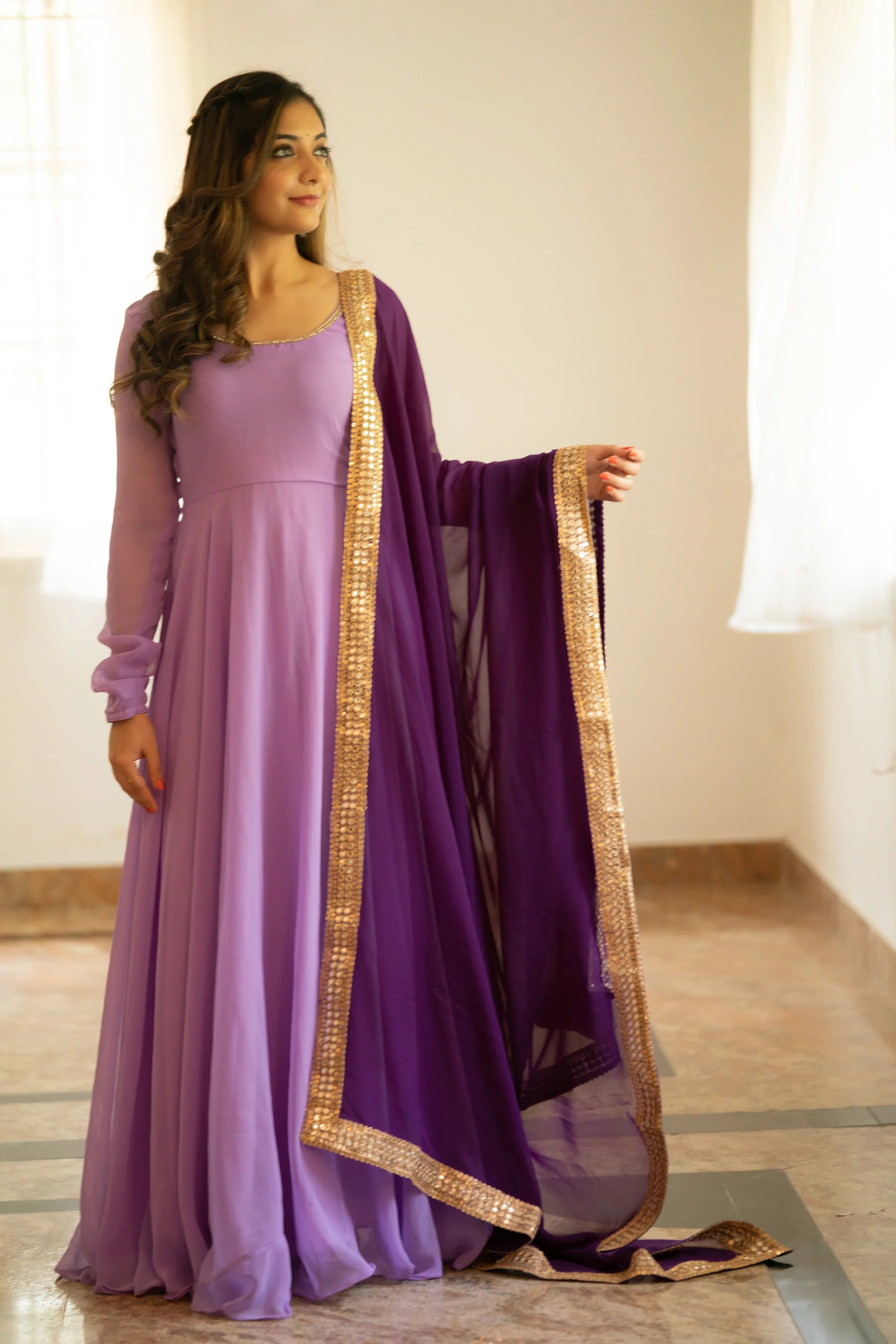 Set Gaun Georgette Tradisional dengan Dupatta Kontras dan Sempadan Renda Rumit