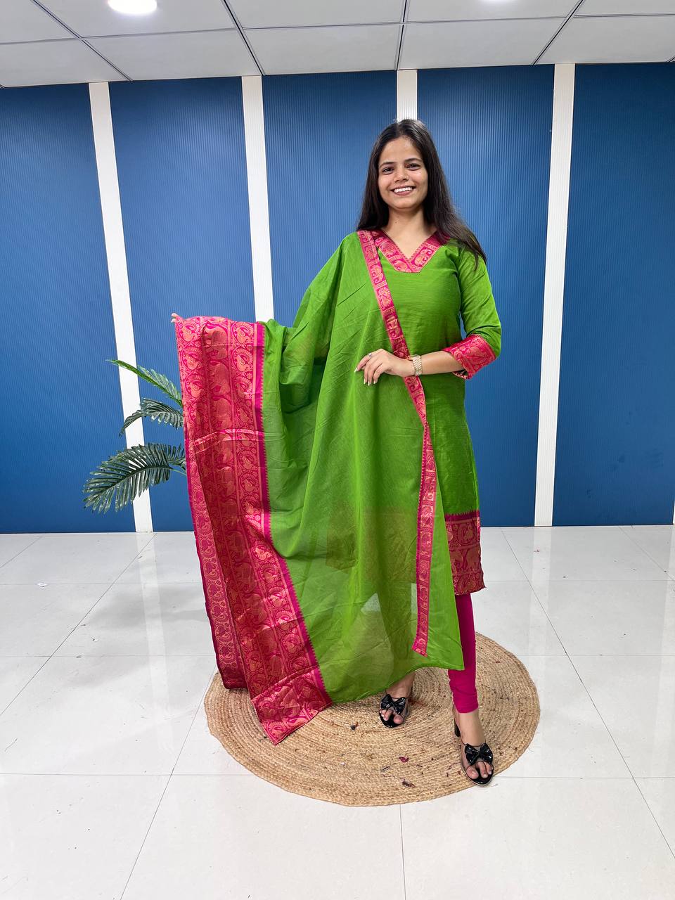 Set Kurti dan Dupatta Kapas Sutera dengan Kerja Tenun yang Rumit