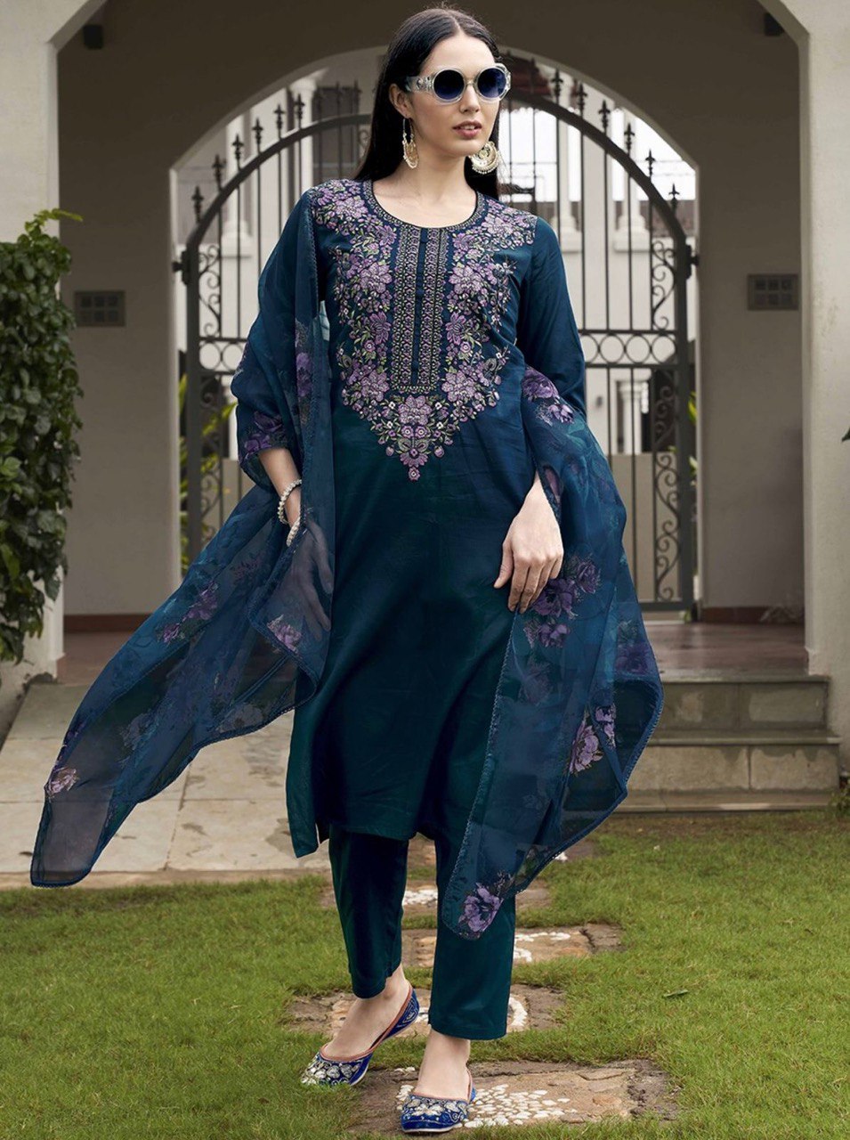 Presenting New Roman Fabric beautiful suit set